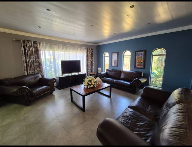 4 BEDROOM HOUSE FOR SALE IN HOUTKOP AH